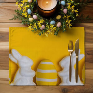 Aranżacja stołu z podkładką, sztućcami i wiosennym wieńcem z jajkami