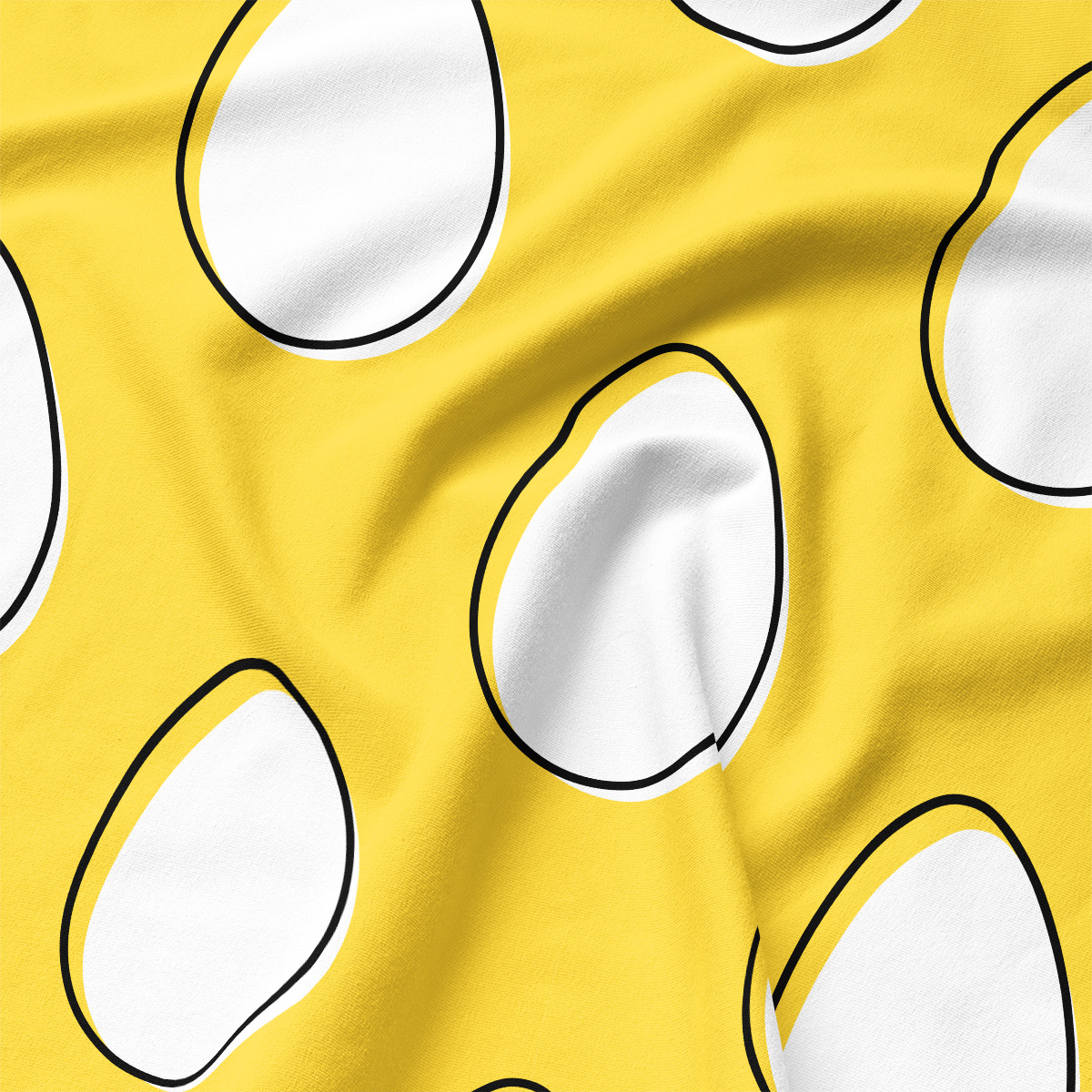 Zbliżenie na fakturę tkaniny i detal białej pisanki z czarną obwódką na żółtym tle