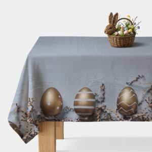 obrus z nadrukiem złotych pisanek na szarym tle, ujęcie główne prezentujące pole stołu