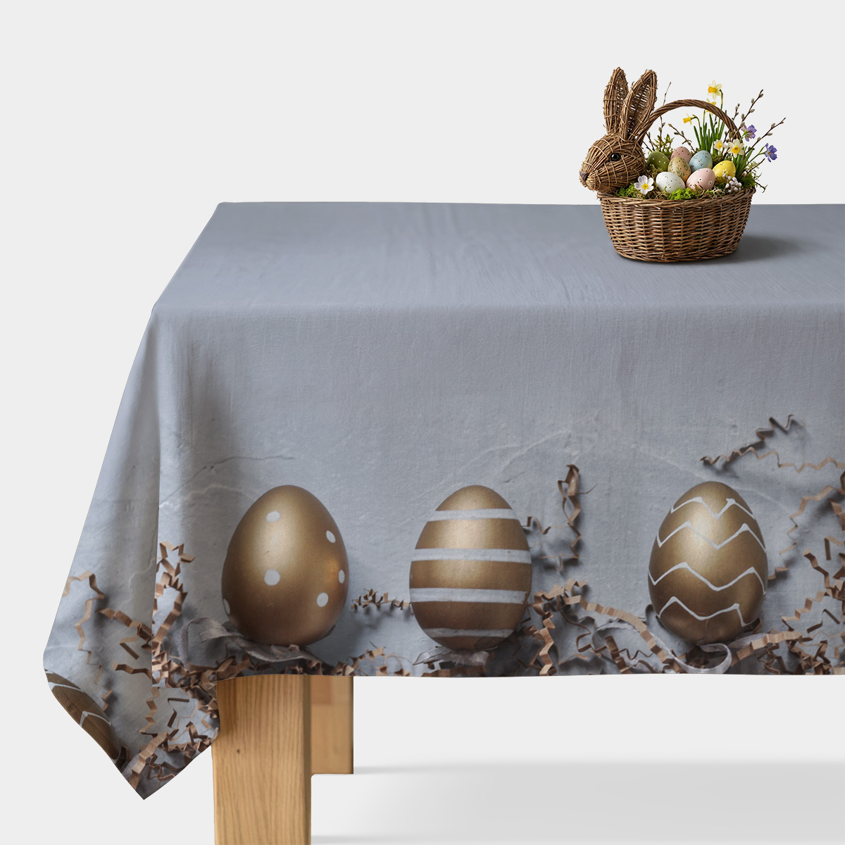 obrus z nadrukiem złotych pisanek na szarym tle, ujęcie główne prezentujące pole stołu