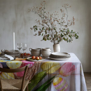 widok boku stołu z nadrukowanymi tulipanami i dekoracyjnym wzorem pisanek