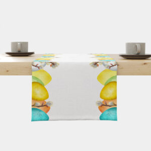 biały bieżnik z kolorowymi pisankami i gałązkami bazi na drewnianym stole z ustawieniem naczyń