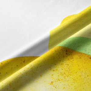 zbliżenie na fakturę tkaniny i żółte jajo z akwarelowymi plamkami