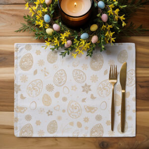 Aranżacja stołu z podkładką, wieńcem z dekoracyjnymi jajkami i świecą jako centralna dekoracja