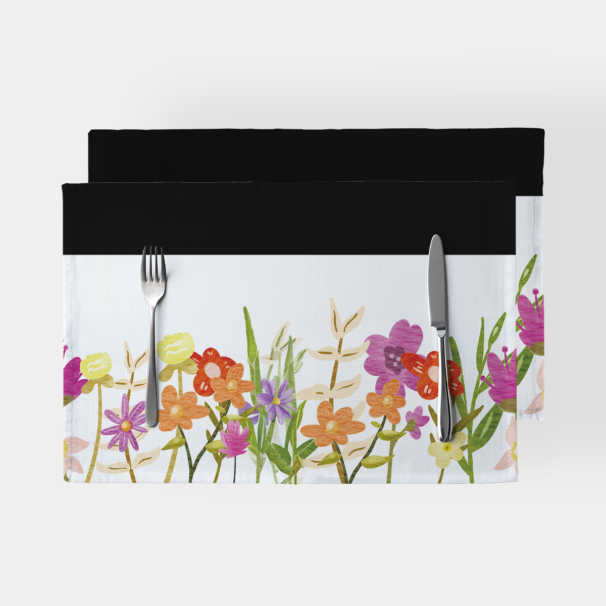 Podkładka z czarnym paskiem i motywem malowanych łąkowych kwiatów, widok z góry