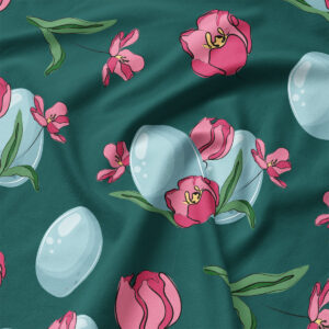 Zbliżenie na tkaninę pokazujące detal różowych tulipanów i delikatnych niebieskich pisanek.