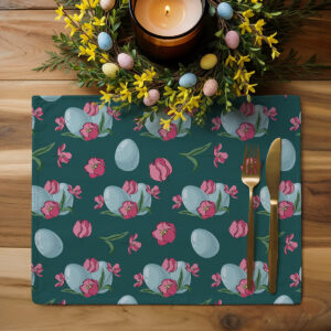 Podkładka ułożona przy drewnianym stole z dekoracyjnym stroikiem i świecą, aranżacja świąteczna.