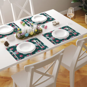 Widok kilku podkładek rozłożonych przy zastawie, prezentacja kompletnej aranżacji stołu.