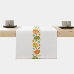 Bieżnik na stole z centralnym pasem kolorowych pisanek i drobnych kwiatów na białym tle