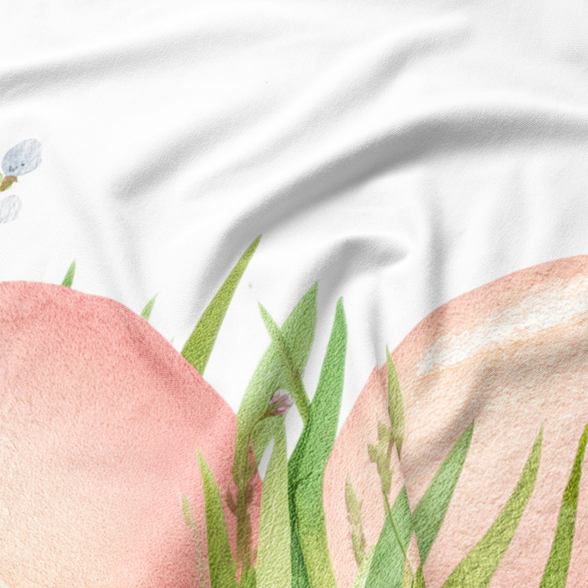 zbliżenie na nadruk z różowymi pisankami i zielonymi źdźbłami trawy na tkaninie