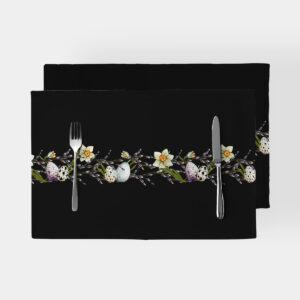 Czarne podkładki z poziomym motywem wianka z żonkilami, nakrapianymi pisankami i gałązkami bazi