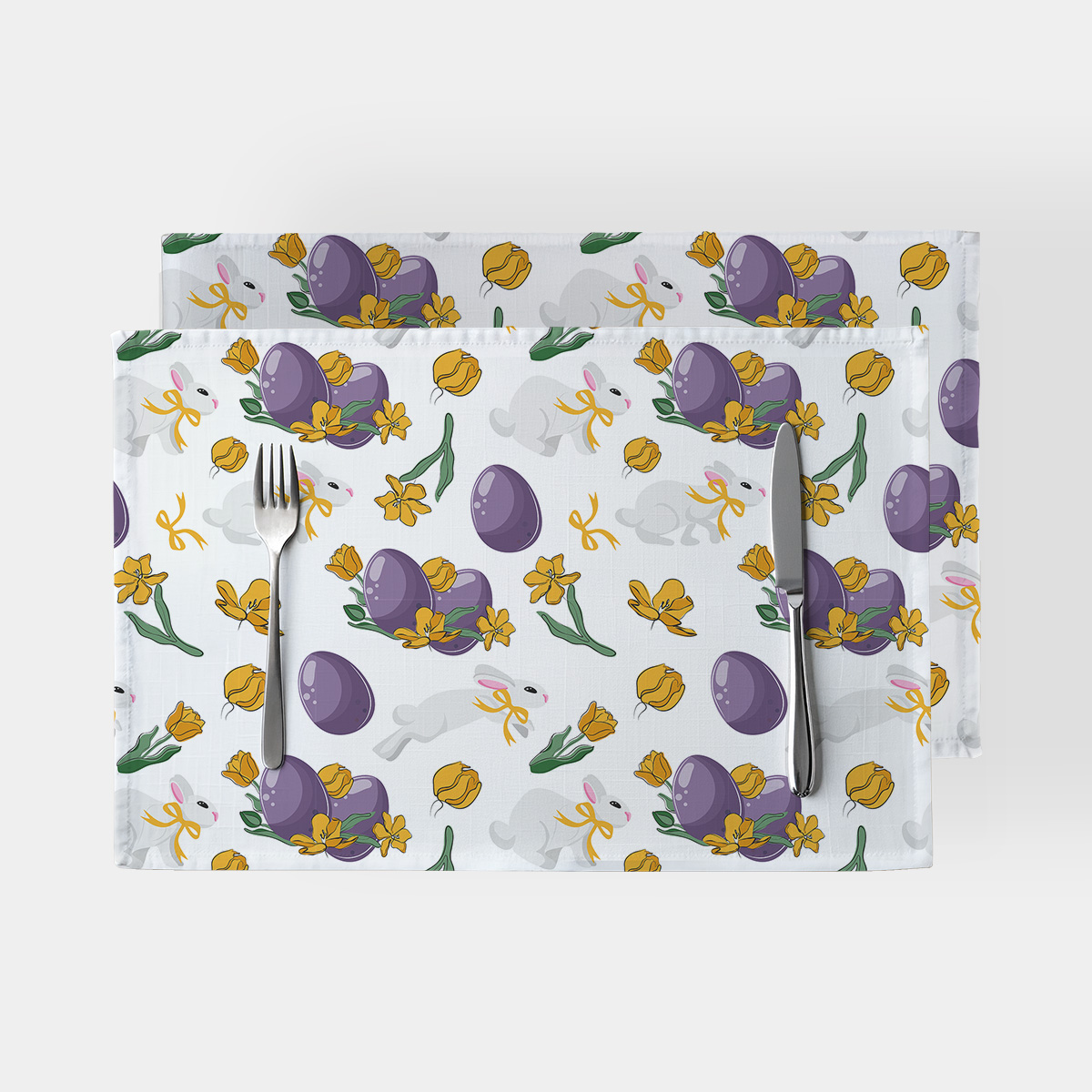 Główne ujęcie podkładki z białym tłem, fioletowymi pisankami, żółtymi tulipanami i białymi zajączkami