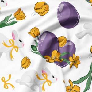 Zbliżenie na detal tkaniny z fioletową pisanką i żółtymi kwiatami