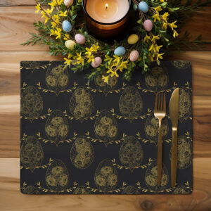 Aranżacja stołu z podkładką, stroikiem wielkanocnym i złotymi sztućcami