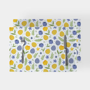 Główne ujęcie podkładek z wzorem żółtych pisanek i niebieskich kwiatów na białym tle