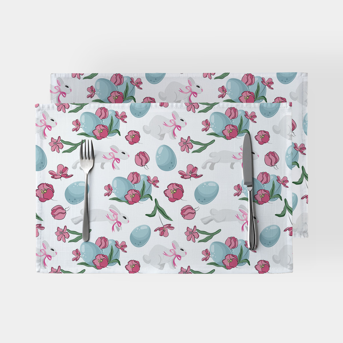 Podkładki stołowe z wzorem zajączków, niebieskich pisanek i różowych tulipanów na białym tle