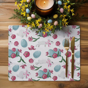 Aranżacja stołu z podkładką obok świecy i wielkanocnej dekoracji