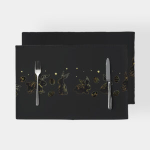 Czarne podkładki z rzędem złotych konturowych zajączków i pisanek ułożone na stole ze sztućcami