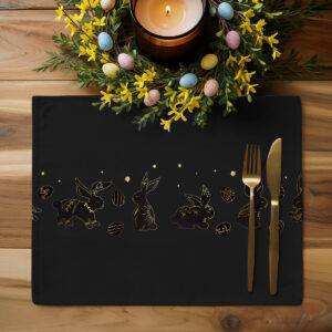 Podkładka ustawiona pod wielkanocnym stroikiem z kolorowymi pisankami i świecą