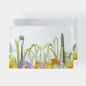 Główne ujęcie: podkładka z akwarelowymi przebiśniegami i żonkiliami na białym tle, sztućce ułożone na krawędzi