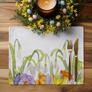 Aranżacja stołu z zapaloną świecą i wielkanocnym wiencem nad podkładką