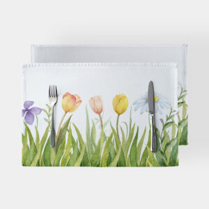 Podkładka z akwarelową łąką: tulipany i stokrotki na białym tle, ujęcie z góry z sztućcami