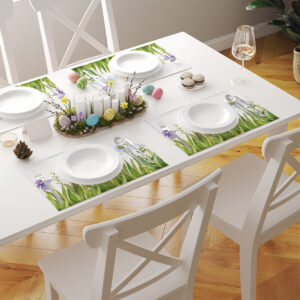 Kilka podkładek rozłożonych na jasnym stole, widok aranżacyjny całego nakrycia