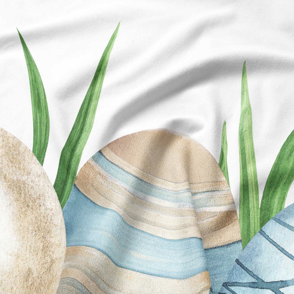 Zbliżenie na akwarelowe pisanki i fakturę nadruku z widocznymi pociągnięciami pędzla