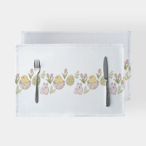 Dwie podkładki z nadrukiem kurczaczków, pisanek i gałązek na białym tle ułożone jedna na drugiej