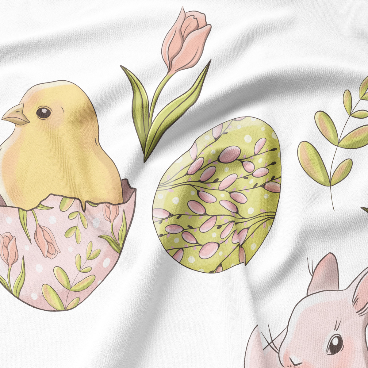 Zbliżenie na nadruk z kurczaczkiem w skorupce, dekoracyjną pisanką i tulipanem w pastelowych odcieniach