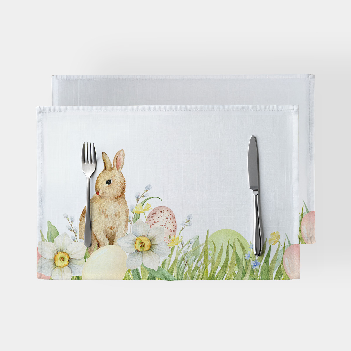 Podkładka stołowa z akwarelowym zajączkiem, narcyzami i pisankami na białym tle