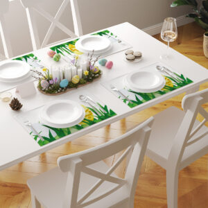 Kilka podkładek rozłożonych na stole jako świąteczne nakrycie