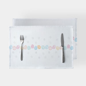 białe podkładki z rzędem pastelowych pisanek, ujęcie z widelcem i nożem