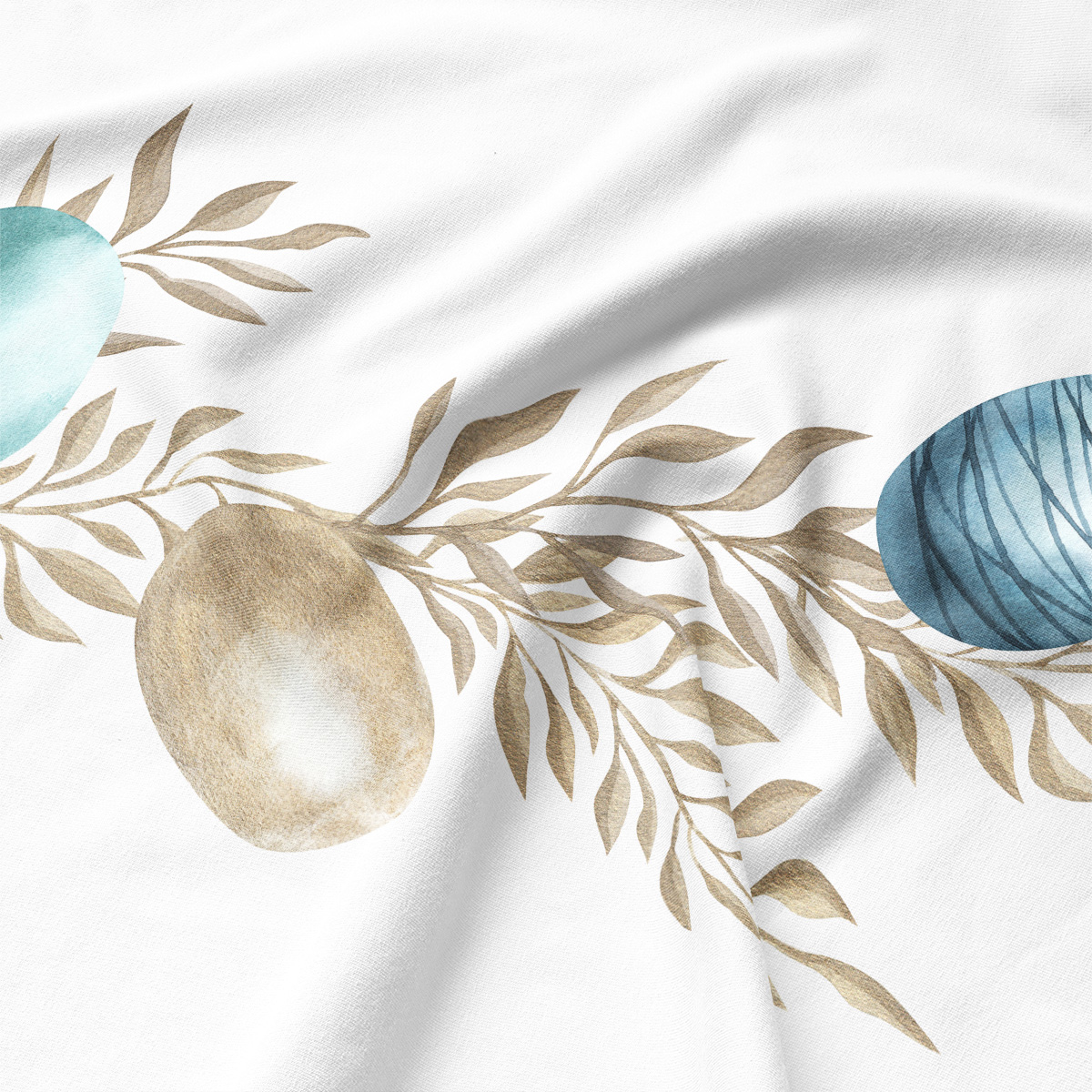 Detal akwarelowej pisanki i beżowych gałązek na tkaninie w zbliżeniu