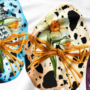 zbliżenie na pisankę z bukiecikiem narcyza i wiązanką rafiową na tkaninie