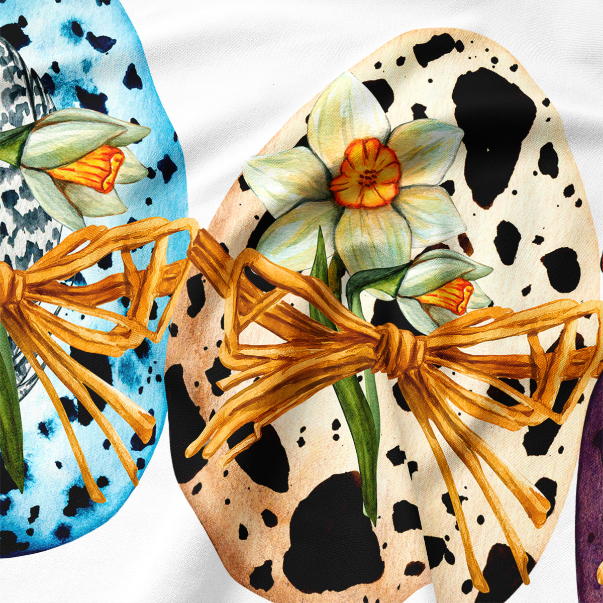 zbliżenie na pisankę z bukiecikiem narcyza i wiązanką rafiową na tkaninie