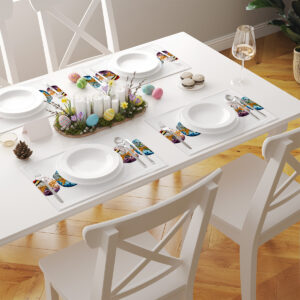 widok stołu z kilkoma nakryciami i podkładkami z motywem pisanek