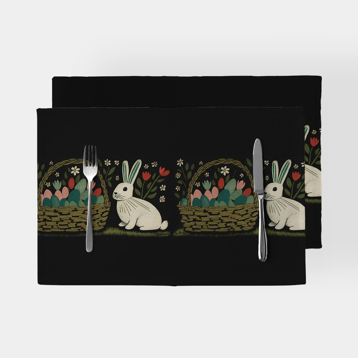 Czarna podkładka z nadrukiem zająca siedzącego obok koszyka z kolorowymi pisankami, widok produktu z zastawą