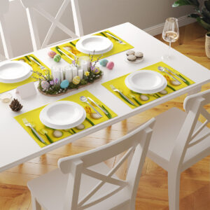 Widok z góry na stół nakryty wieloma żółtymi podkładkami z motywem tulipanów podczas świątecznego śniadania