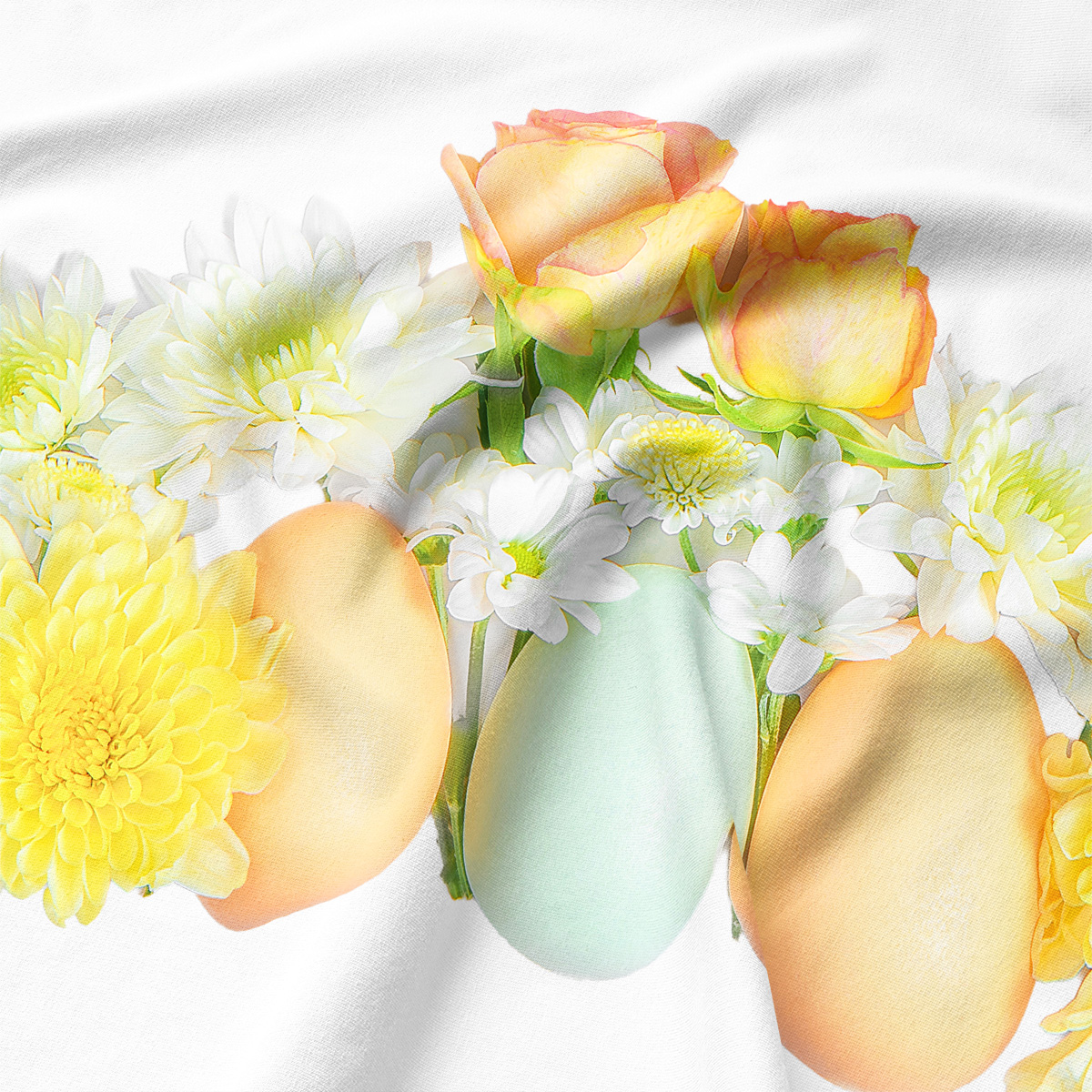 zbliżenie na pastelowe jajka i drobne białe oraz żółte kwiaty nadrukowane na tkaninie