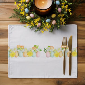 aranżacja podkładki na drewnianym stole z wielkanocnym wieńcem i sztućcami