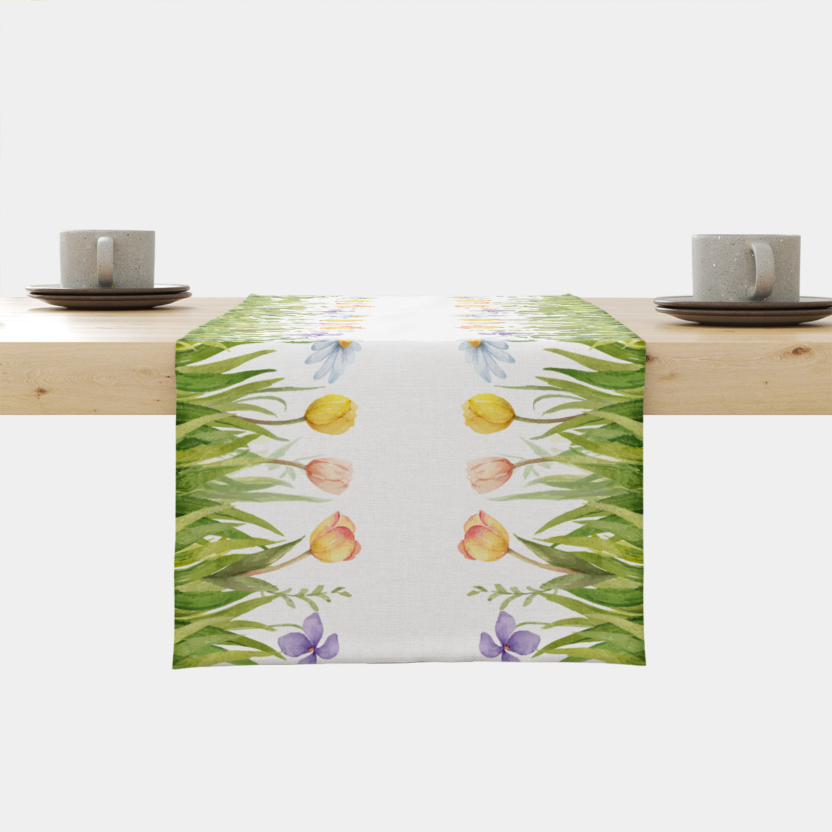 Bieżnik z akwarelowym wzorem tulipanów i stokrotek ułożony na drewnianym stole