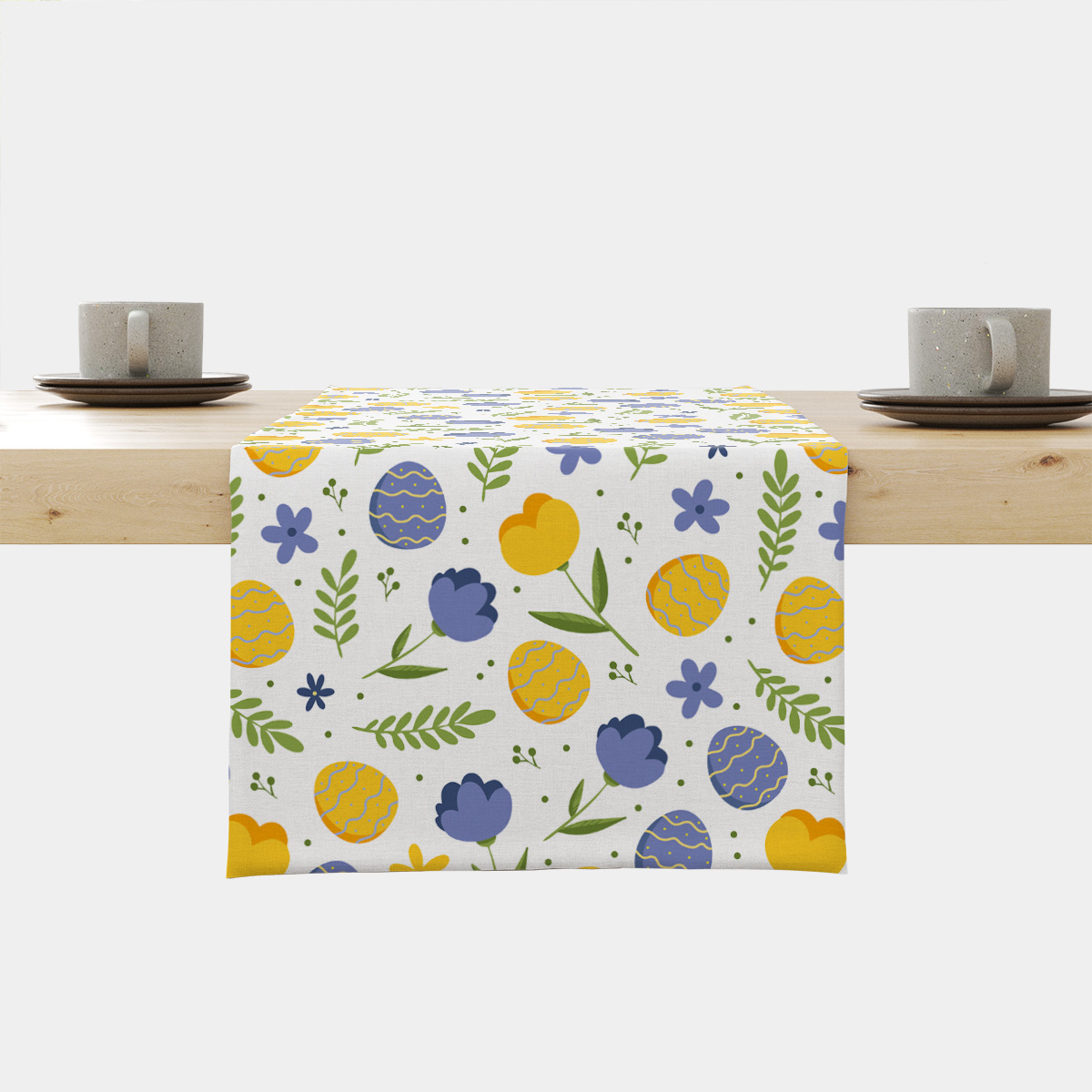 Bieżnik rozłożony na stole z widocznym wzorem pisanek i wiosennych kwiatów