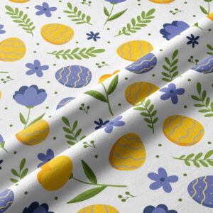 Zbliżenie na tkaninę pokazujące szczegóły wzoru z żółtymi pisankami i niebieskimi kwiatami