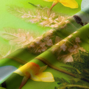 zbliżenie na fakturę tkaniny i detal żonkila z nadrukiem wiosennych traw