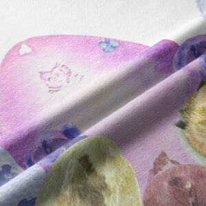 Zbliżenie na akwarelowe jajko w pastelowym różu i teksturę tkaniny