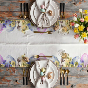 Aranżacja stołu z nakryciami, kwiatami i bieżnikiem z motywem pisanek