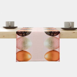 Bieżnik ułożony na stole z szeregiem ozdobnych pisanek na pudrowym tle, widok z przodu