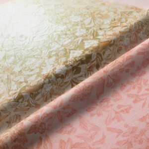 Zbliżenie tkaniny pokazujące subtelny kwiatowy nadruk i fakturę materiału w pastelowych odcieniach