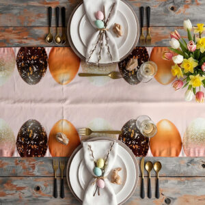 Widok z góry na zastawiony stół z bieżnikiem, talerzami, sztućcami i bukietem wiosennych kwiatów